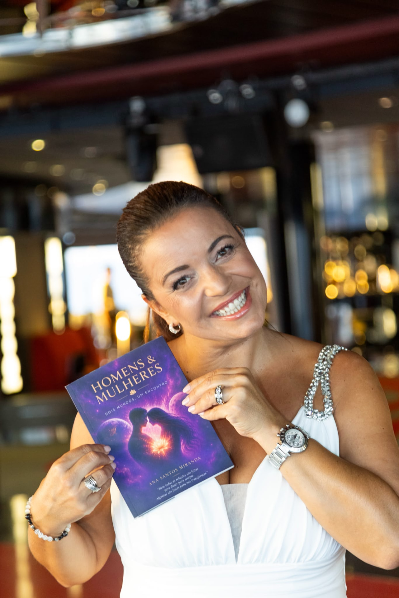 Retrato de Ana Paula dos Santos Miranda com o seu livro